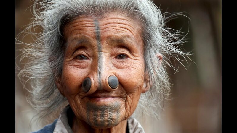 В наши дни традиция устарела, но некоторые пожилые женщины с пробками в носу все еще живы