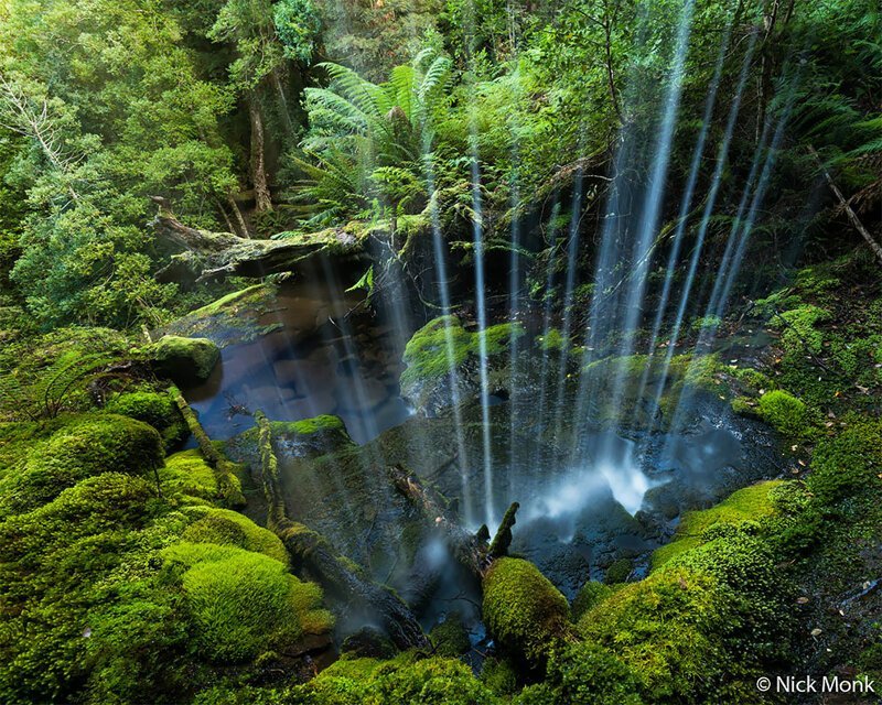 2-е место в категории "Пейзаж": "Сквозь завесу". Небольшой водопад в заповеднике Грейт-Уэстерн Тайерс, который входит в список объектов Всемирного наследия. Автор: Ник Монк, Тасмания
