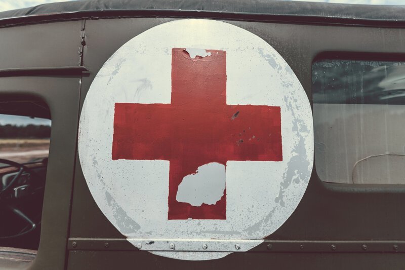 Как красный крест появился у военных медиков