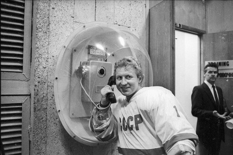 Вратарь сборной СССР Владимир Мышкин у телефона. Звонок домой с победой, 1977–1980 годы.