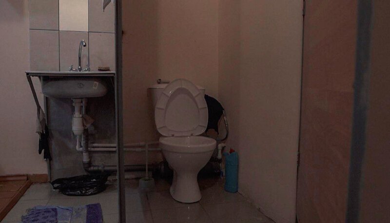 Единственное место, где можно укрыться от глаз сокамерников и камер наблюдения – туалет, скрытый перегородкой