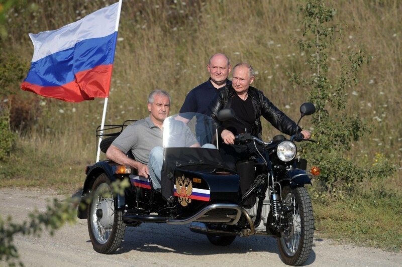 Почему ГИБДД отказалась штрафовать Путина за езду на мотоцикле без шлема