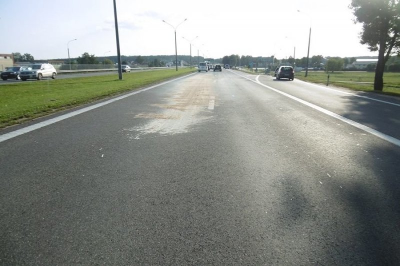 Под Минском мотоциклист поскользнулся из-за разлитой на дороге краски