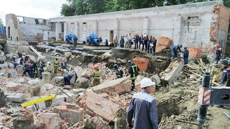 В Новосибирске во время ремонта теплотрассы обрушилась стена здания