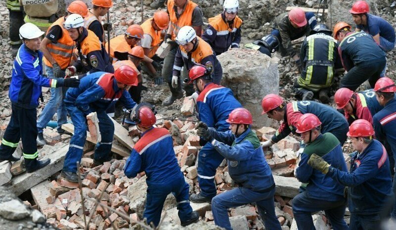 В Новосибирске во время ремонта теплотрассы обрушилась стена здания