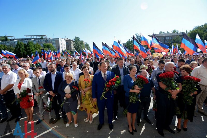 Площадь перед Домом Правительства в Донецке получила имя первого Главы ДНР Александра Захарченко