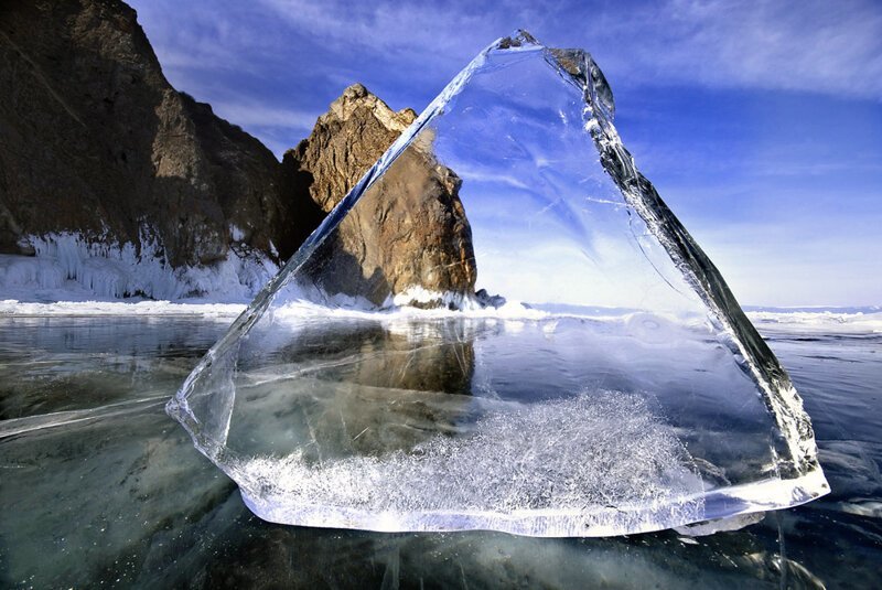 Если же вам необходимы идеальные прозрачные кубики замороженной воды, прибегните к следующей хитрости: заморозьте кипяток. С морозилкой ничего не случится, только потратится чуть больше электроэнергии, а вода замерзнет быстрее и будет прозрачнее слез