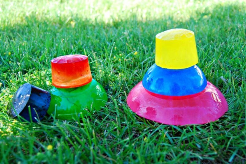 Сделайте интересную игру для детей - заморозьте краску или мелки, разбавленные водой - детишки смогут разрисовать дорожки во дворе, но потом все это растает и просто смоется