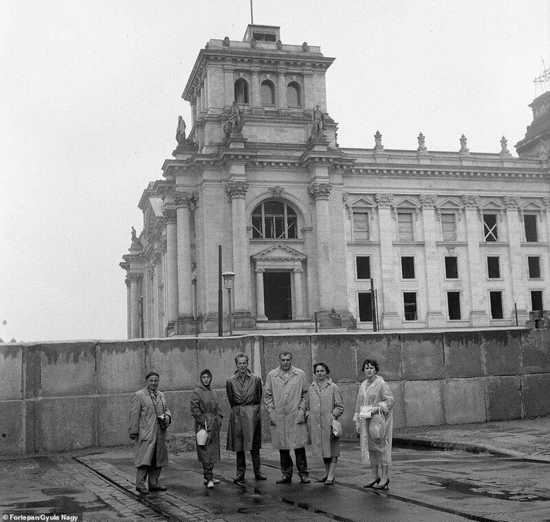 14. Слева - Берлинская стена. Начало. 1962 г. Рейхстаг еще в процессе восстановления