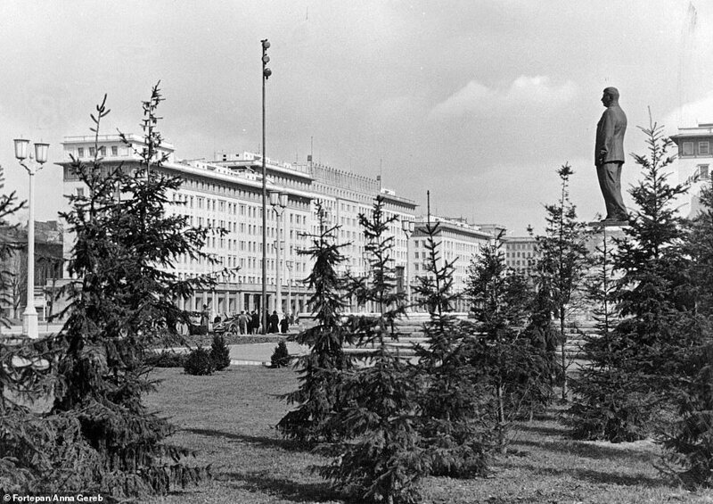 3. Слева - 1958 год, 5-метровая статуя Сталина на Карл-Маркс-аллее (в то время Сталин-аллее). Справа - то же место в наши дни