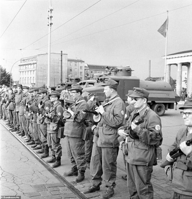 7. Военные ГДР с оружием в руках на границе между Восточным и Западным Берлином перед строительством Стены, август 1961 г. Справа - то же место сегодня