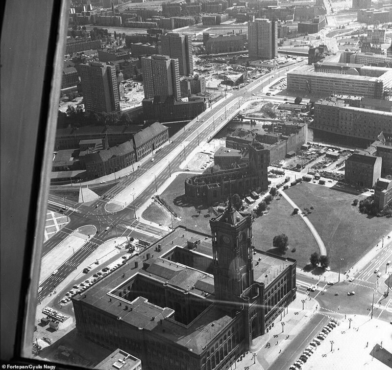 6. Слева - вид на Красную ратушу со смотровой площадки телебашни Восточного Берлина, 1970 г. Справа - тот же вид сегодня
