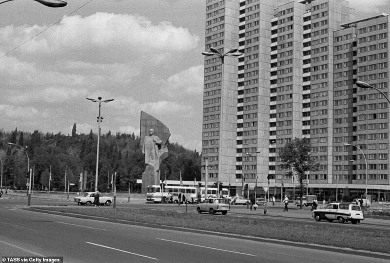 9. Слева - 19-метровая статуя Ленина на площади в Восточном Берлине, 1973 г. Справа - то же место в наши дни