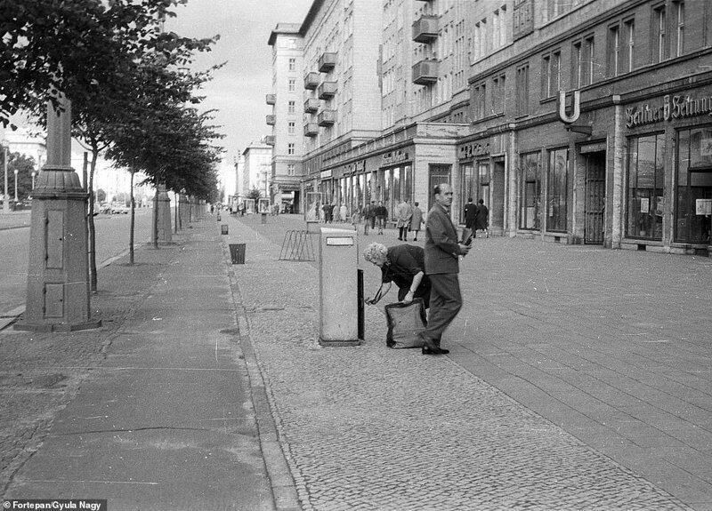 4. Слева - почтальон у публичного почтового ящика на Карл-Маркс-Аллее, 1961 г. Справа - та же улица сегодня, но уже без почтового ящика