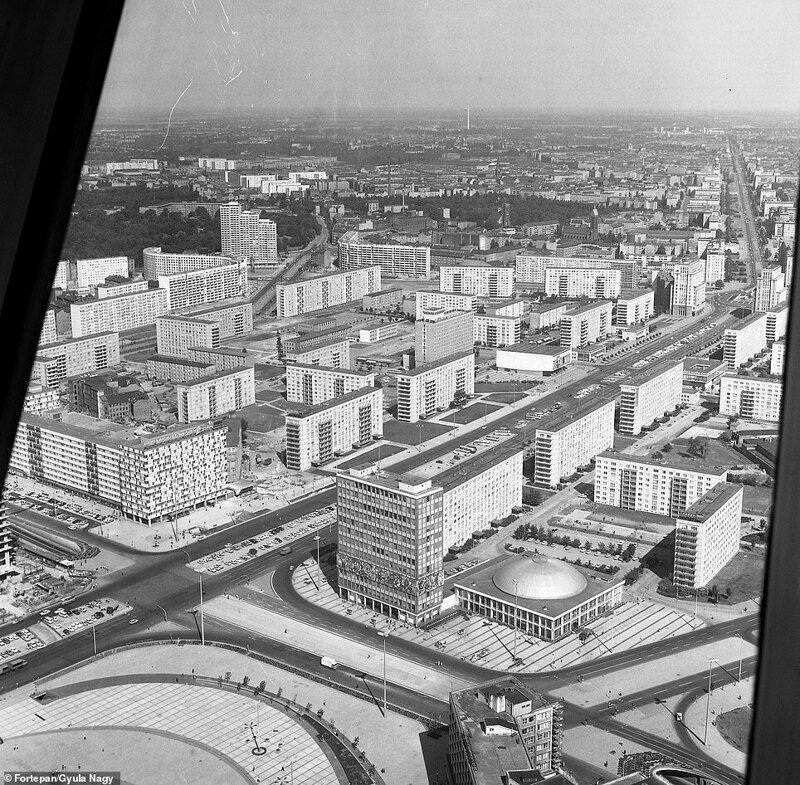 8. Слева - вид с берлинской телевизионной башни на Карл-Маркс-Аллее, 1970 г. Справа - тот же вид сегодня