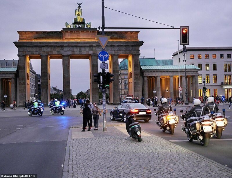 5. Слева - Бранденбургские ворота, скрытые в тумане, и человек, который смотрит через недавно возведенную Берлинскую стену на восточную часть города, ноябрь 1961 г. Справа - Брандебургские ворота сегодня, символ воссоединенной Германии