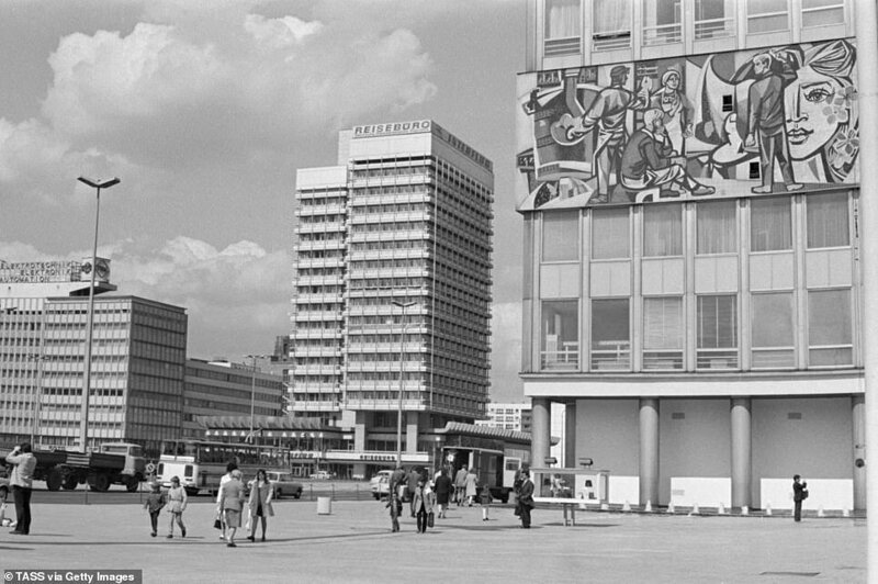 10. Слева - панно на здании, Александрплац, 1974 г. Площадь названа в честь российского императора Александра I. Слева - наши дни. Всё сохранилось почти в точности