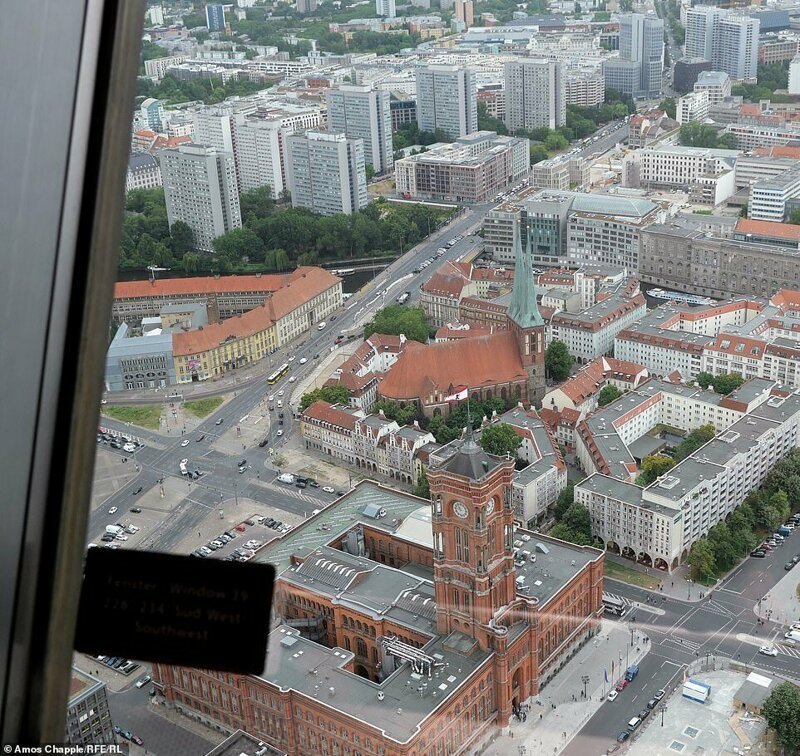 6. Слева - вид на Красную ратушу со смотровой площадки телебашни Восточного Берлина, 1970 г. Справа - тот же вид сегодня