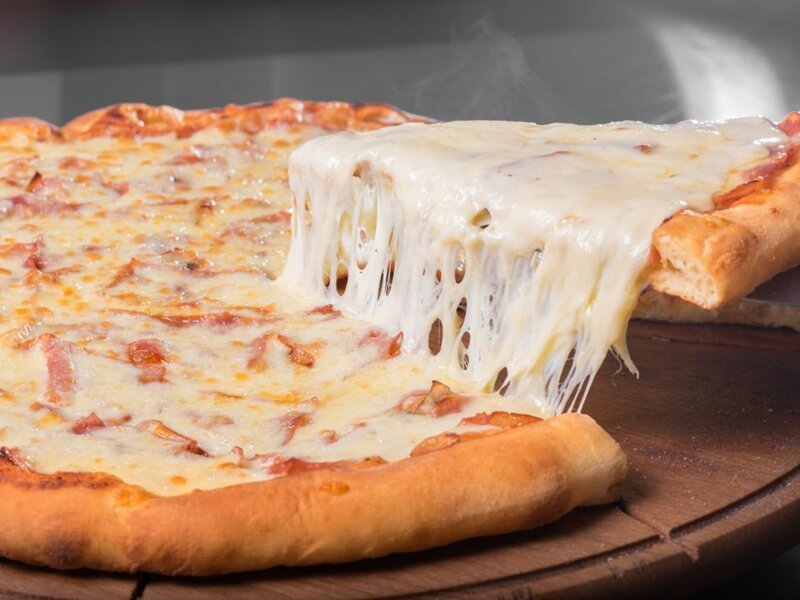 7. Австралийский шеф-повар сделал пиццу из 154 видов сыра, установив мировой рекорд для пиццы с большинством сортов сыра.