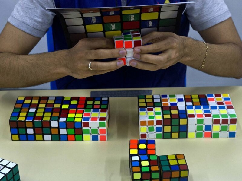 6. Австралиец решил собрать кубик Рубика с завязанными глазами за 16,22 секунды.