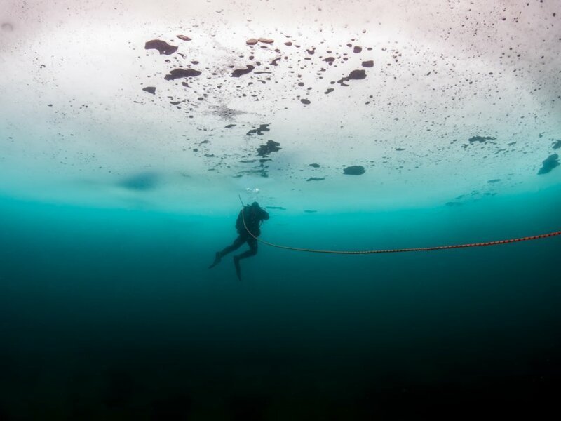 2. Мужчина в Новой Зеландии установил рекорд погружения на 70 метров под лед, задерживая дыхание на две с половиной минуты.
