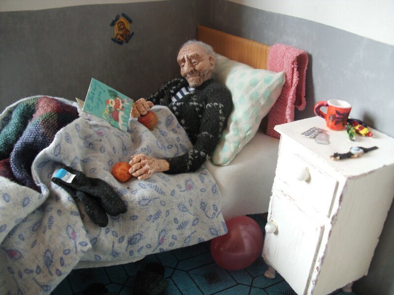 Бабушка рядышком с дедушкой: российская мастерица создает самые трогательные в мире микромиры