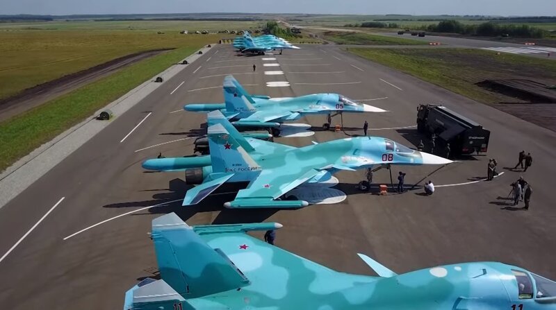Полеты бомбардировщиков Су-34 со строящейся автодороги в Татарстане