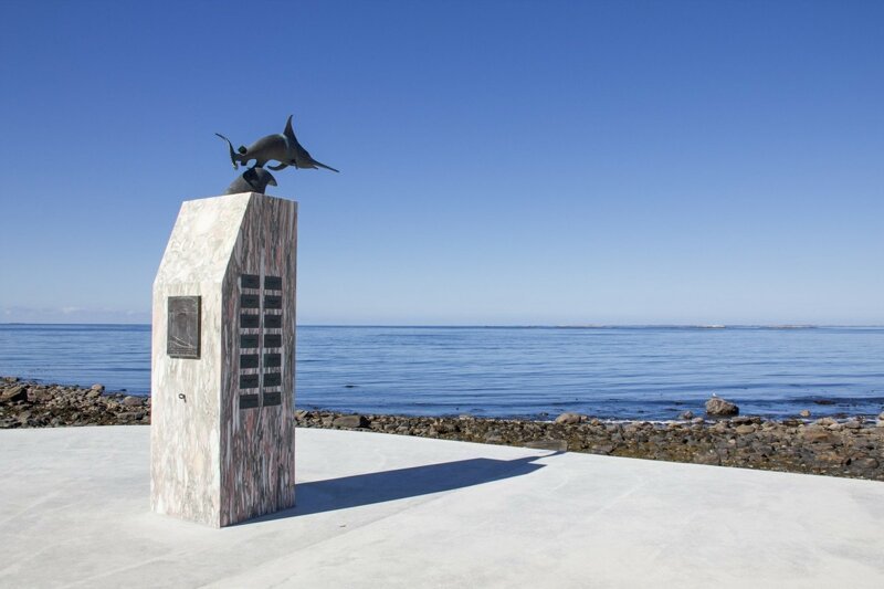 Также на площадке можно заметить мемориал: он посвящён морякам судна Уредд («Бесстрашный»)