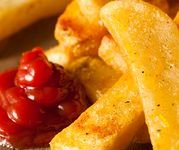 Роскачество объяснило опасность чипсов и картофеля фри