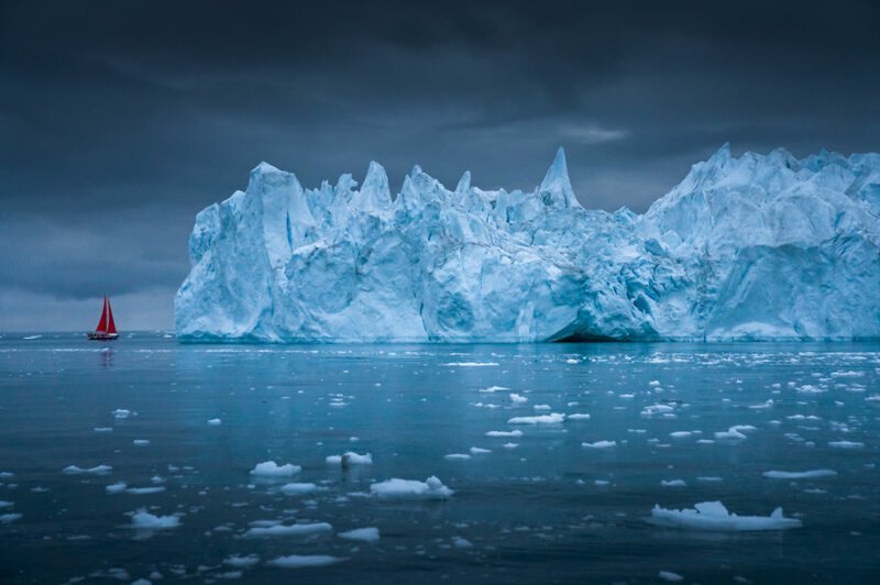"Некоторые айсберги действительно похожи на горные хребты. В сочетании с пасмурным небом и переменчивой погодой они передают атмосферу "Властелина колец"