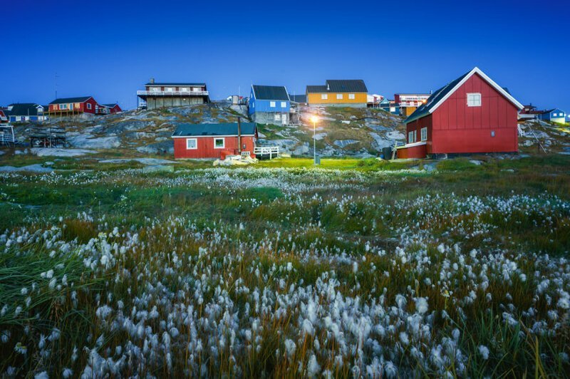 "Гренландия, которая является частью Дании, копирует ее архитектурный стиль своими красочными домами"