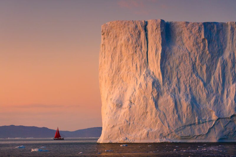 "Массивная глыба льда. Для сравнения: наш корабль 27 метров высотой"