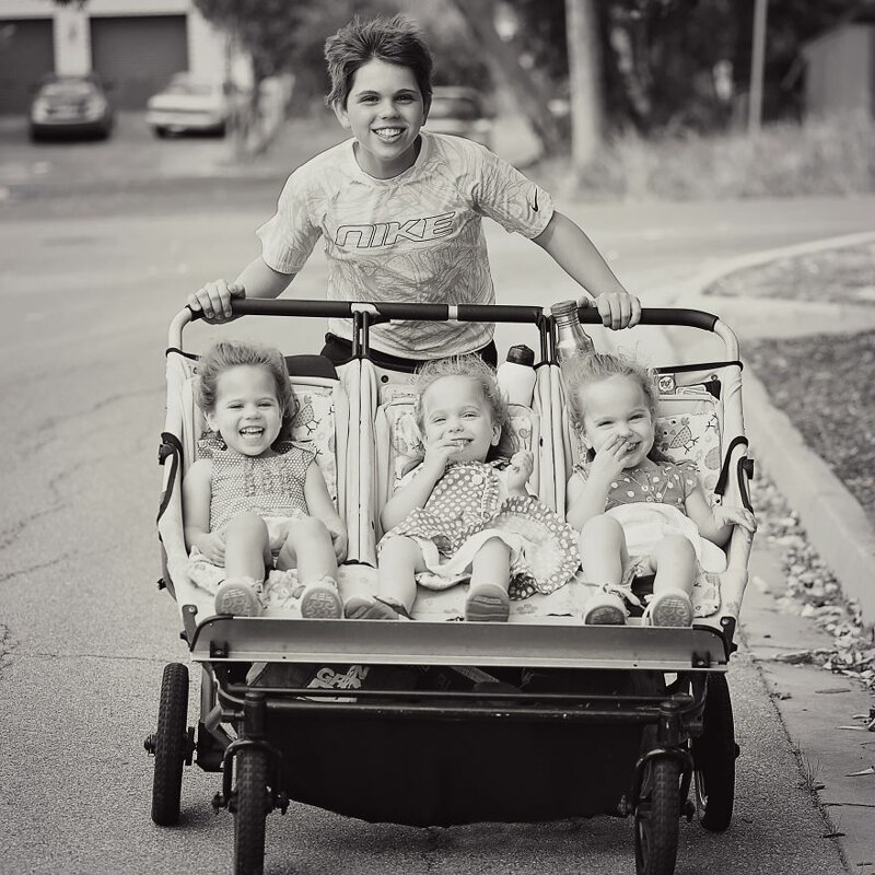 Фотоистория многодетной семьи: старшенький, близнецы и тройняшки