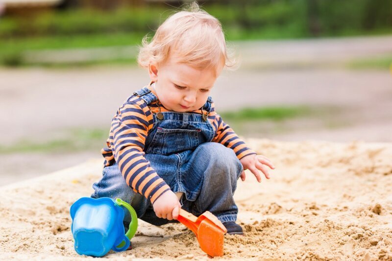 Почему детям опасно есть песок
