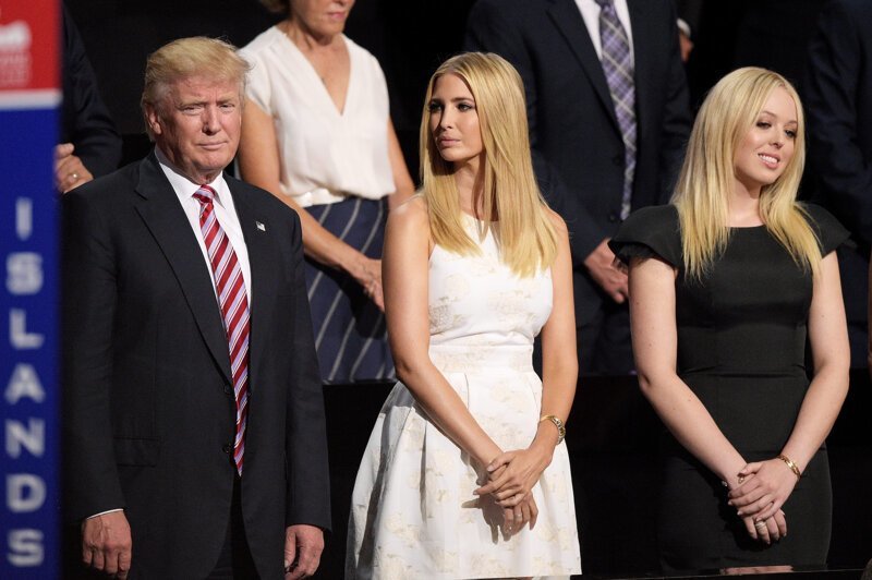 Дональд Трамп со своими дочерьми -  Иванкой и Тиффани