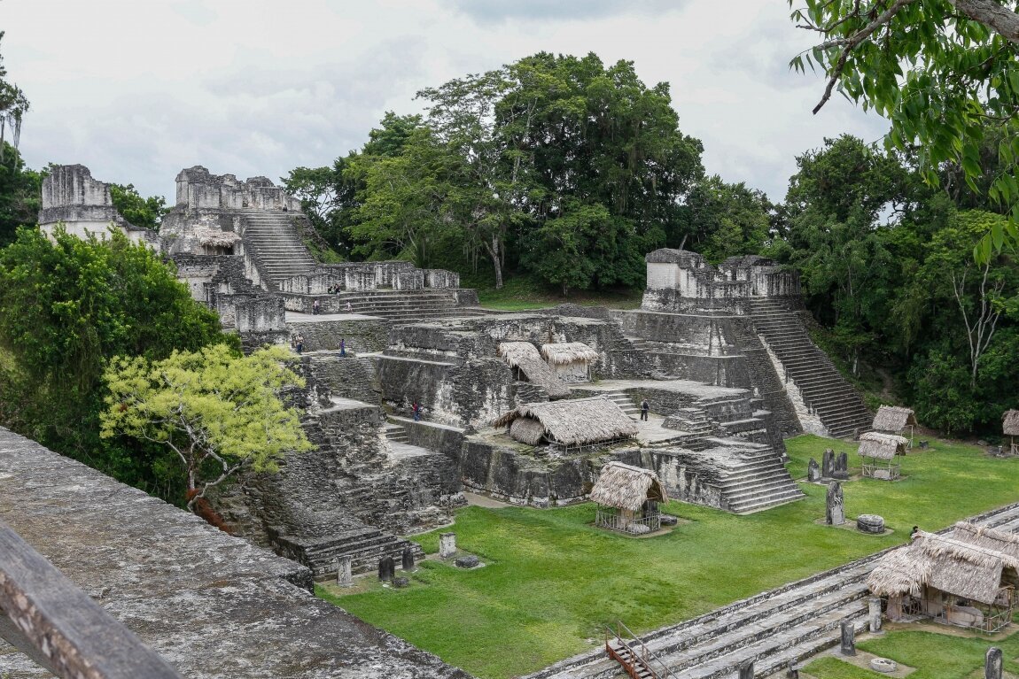 Город индейцев майя копан материк. Гватемала пирамиды. Тикаль мифы. Индейцы Майя Гватемала. Майя древние памятники.