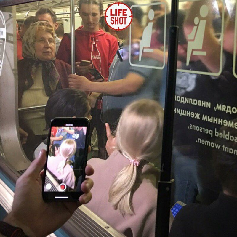 Соболь пришла на митинг, порвала глотку, а ее не задержали