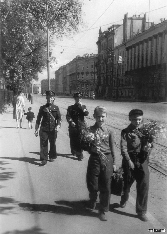 Школьники с букетами цветов на проспекте Рошаля 1 сентября 1941 года