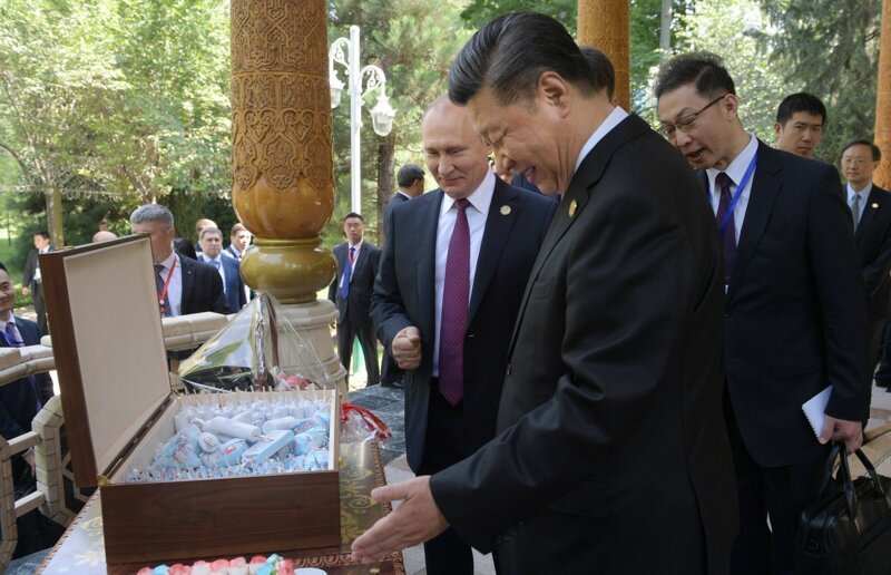 С кем Путин делится мороженым