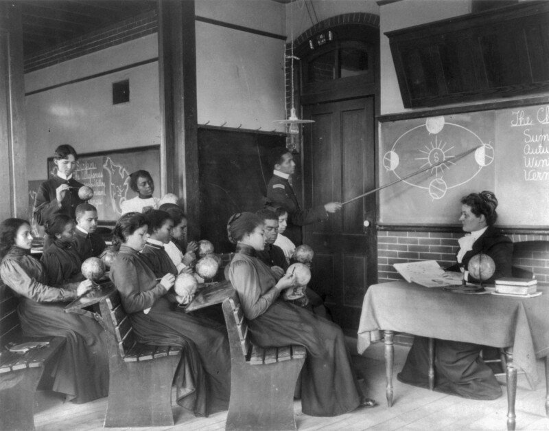 Студенты в институте Хэмптона во время практической работы представляют вращение Земли вокруг Солнца, 1898-й год