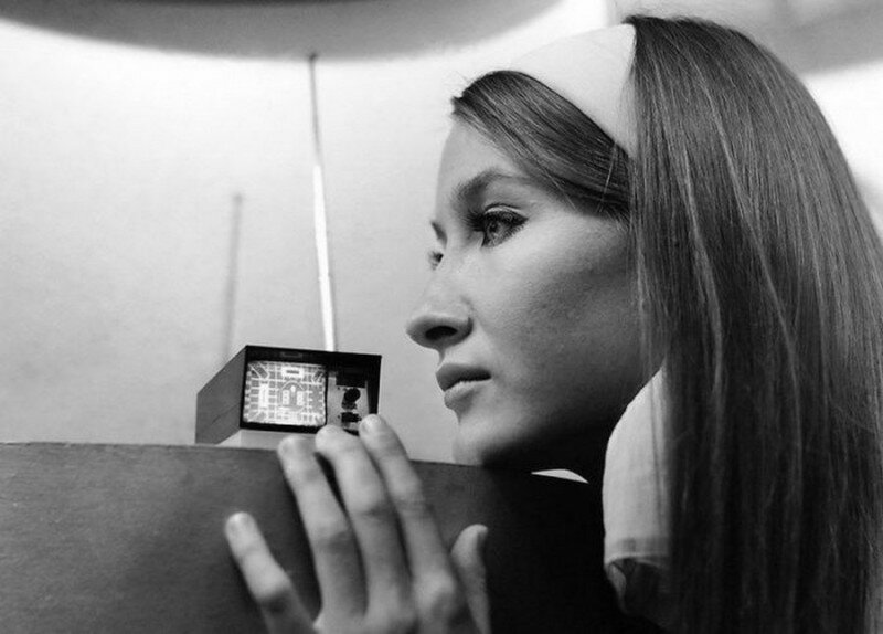 Микротелевизор от Клайва Синклера (владелец компании, которая выпустила микрокомпьютер ZX Spectrum.) Диагональ 2 дюйма. Лондон, 1966 год.