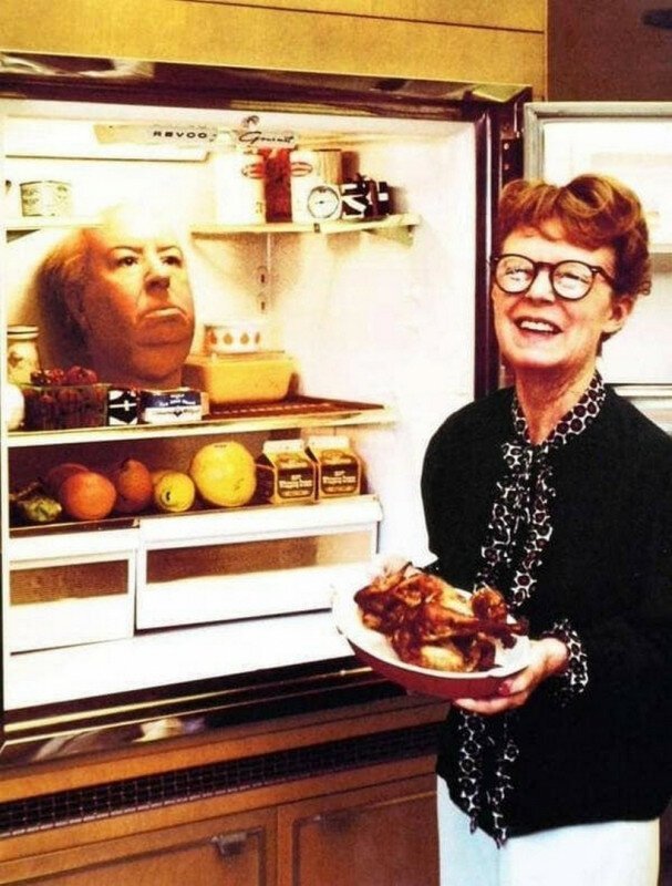 Супруга Хичкока, актриса, сценарист и монтажер Алма Ревиль с восковой головой Альфреда в холодильнике. 1972 год