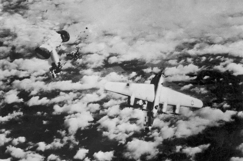 B-24 "Либерейтор", сбитый неуправляемыми ракетами R4M немецкого реактивного истребителя Me.262. 1945