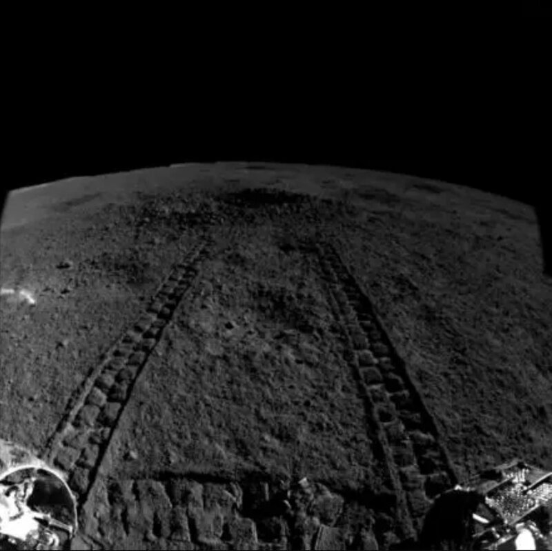 Следы, показывающие, что "Юйту-2" приближался к кратеру и проводил анализ "гелеобразного" вещества