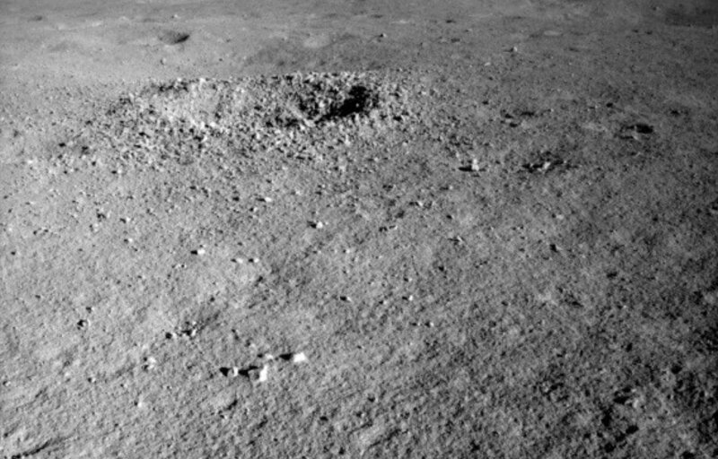 В этом кратере был обнаружен неизвестный материал