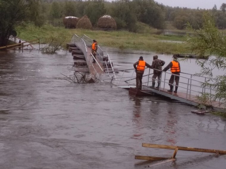 На Урале новый мост, который жители ждали два года, развалился через сутки после открытия