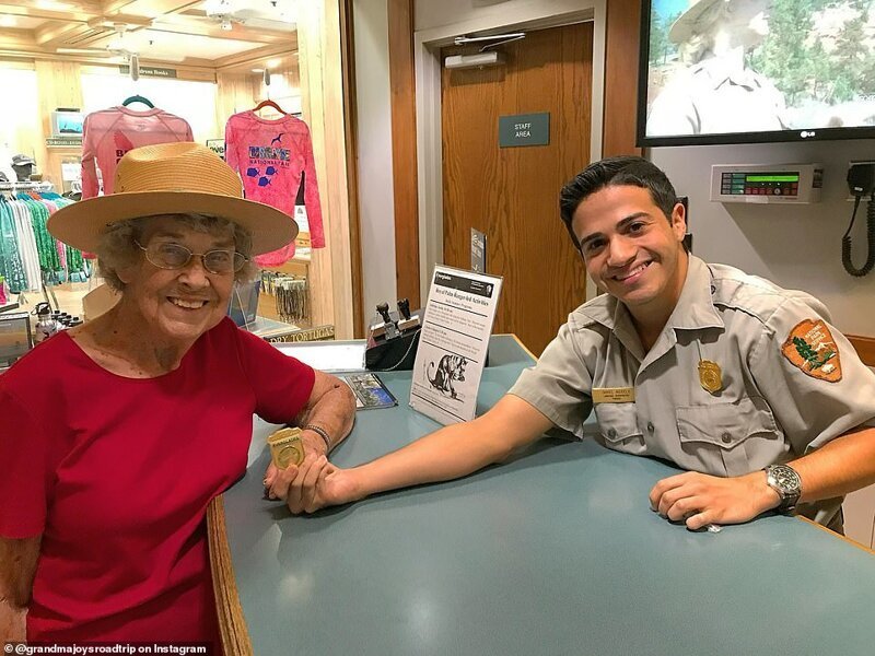 Джой получает юниорский значок рейнджера в национальном парке Эверглейдс, Флорида