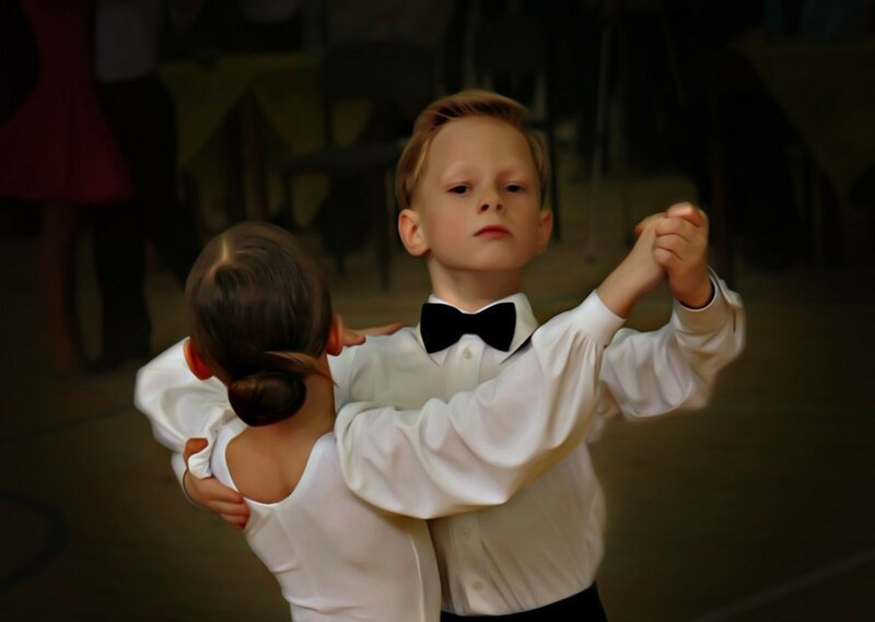 Мальчик и девочка танцуют