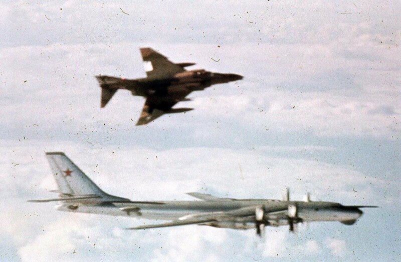 Как пилот США развлекал советский бомбардировщик Ту-95