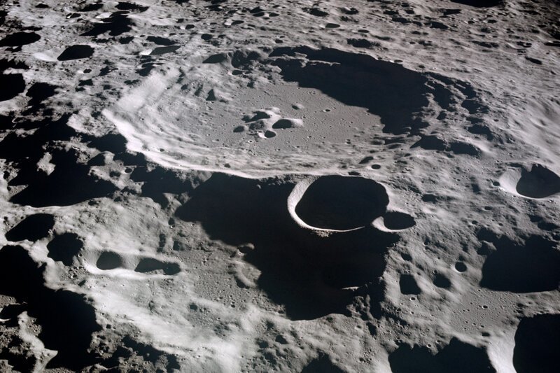 Почему кратеры на Луне круглые, хотя всякие метеориты могут быть разными?